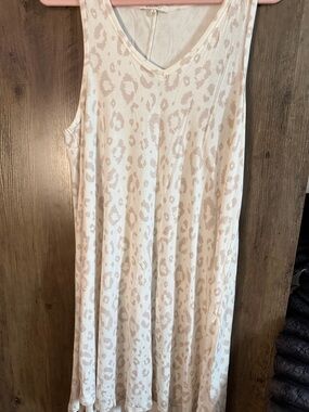 Z Supply Cream Tank Top with Soft Pink Hanger Accent